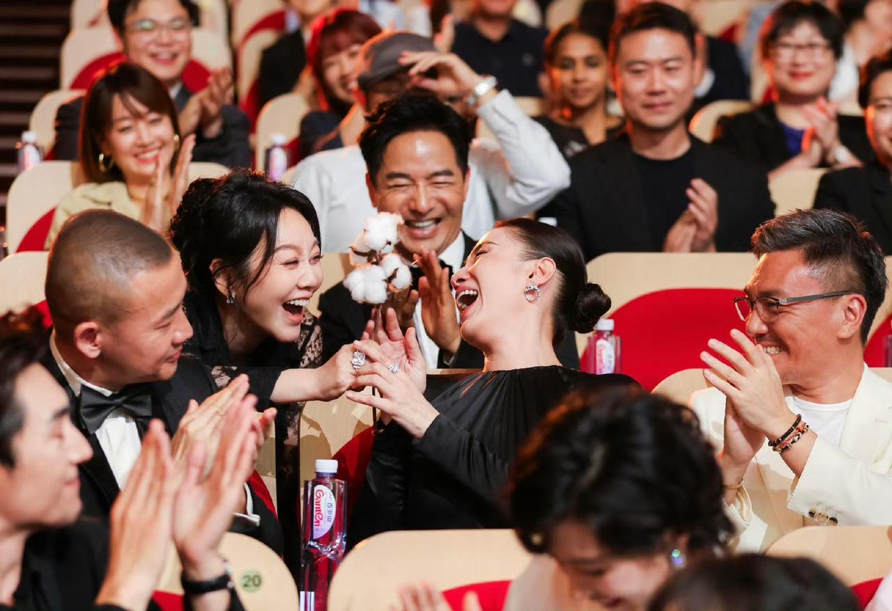 闫妮错失视后却送棉花祝福宋佳！颁奖礼神仙友谊封神瞬间