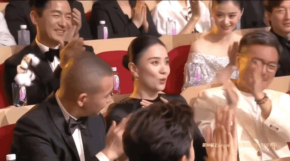 闫妮错失视后却送棉花祝福宋佳！颁奖礼神仙友谊封神瞬间