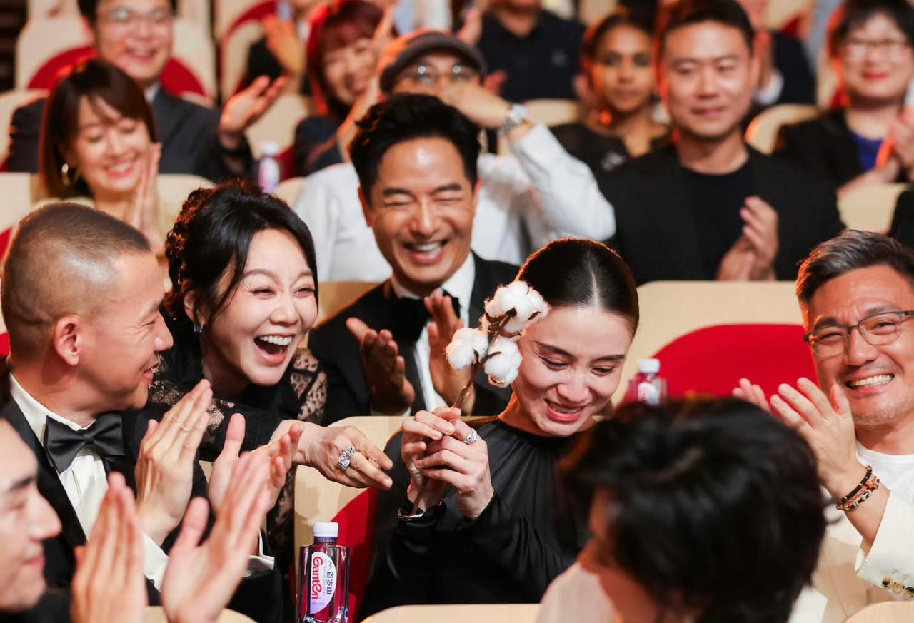 闫妮错失视后却送棉花祝福宋佳！颁奖礼神仙友谊封神瞬间