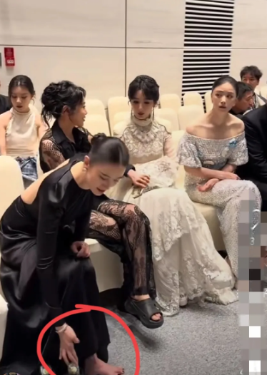 宋佳白玉兰后台光脚上阵！杨紫秒跟风