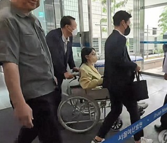 震惊！韩国前第一夫人金建希轮椅亮相