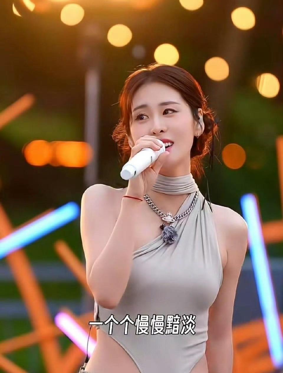 张碧晨怒怼穿搭争议