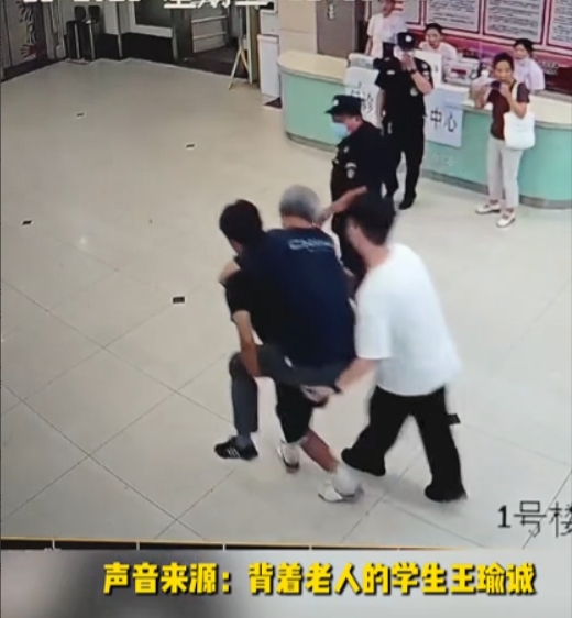 暖心！湖北四名高考生街头救下脑梗老人