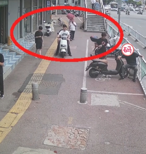 暖心！湖北四名高考生街头救下脑梗老人