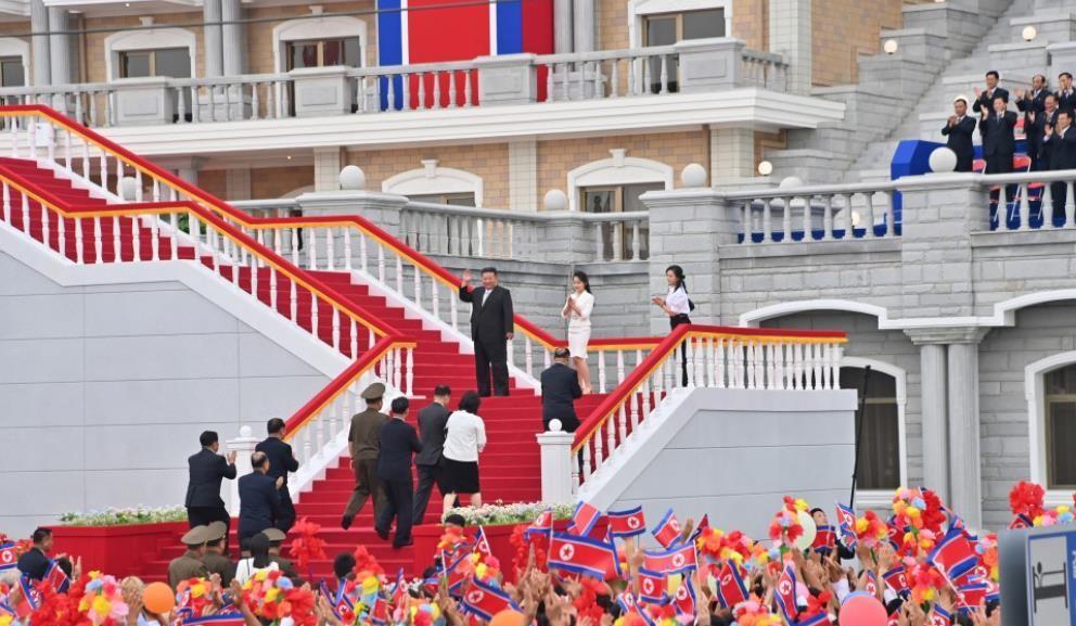 金正恩罕见携家人亮相海滨度假村！西装革履赞朝鲜'年度最伟大成就'