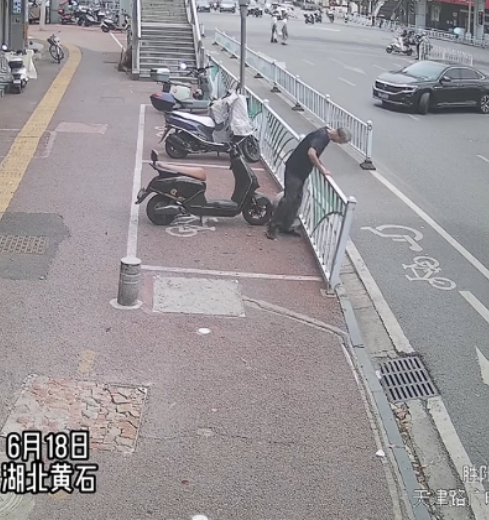 暖心！湖北四名高考生街头救下脑梗老人