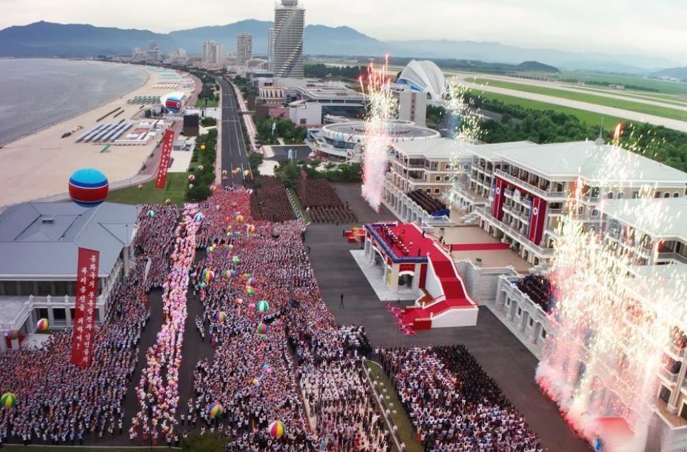 金正恩罕见携家人亮相海滨度假村！西装革履赞朝鲜'年度最伟大成就'