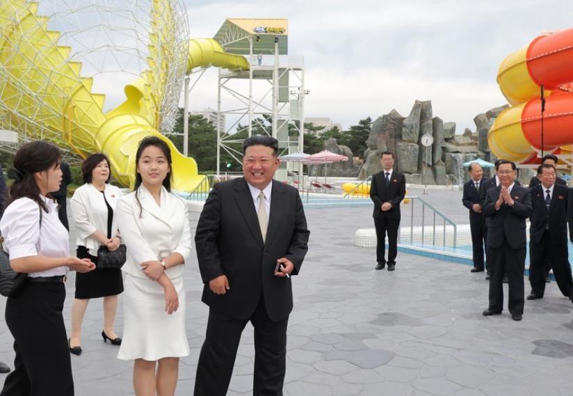 金正恩罕见携家人亮相海滨度假村！西装革履赞朝鲜'年度最伟大成就'