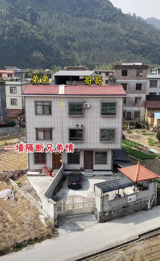 一墙隔断骨肉情！兄弟反目筑墙拒相见