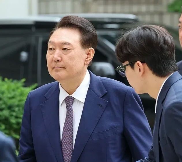韩国法院突发驳回尹锡悦逮捕令！内乱罪调查再起波澜