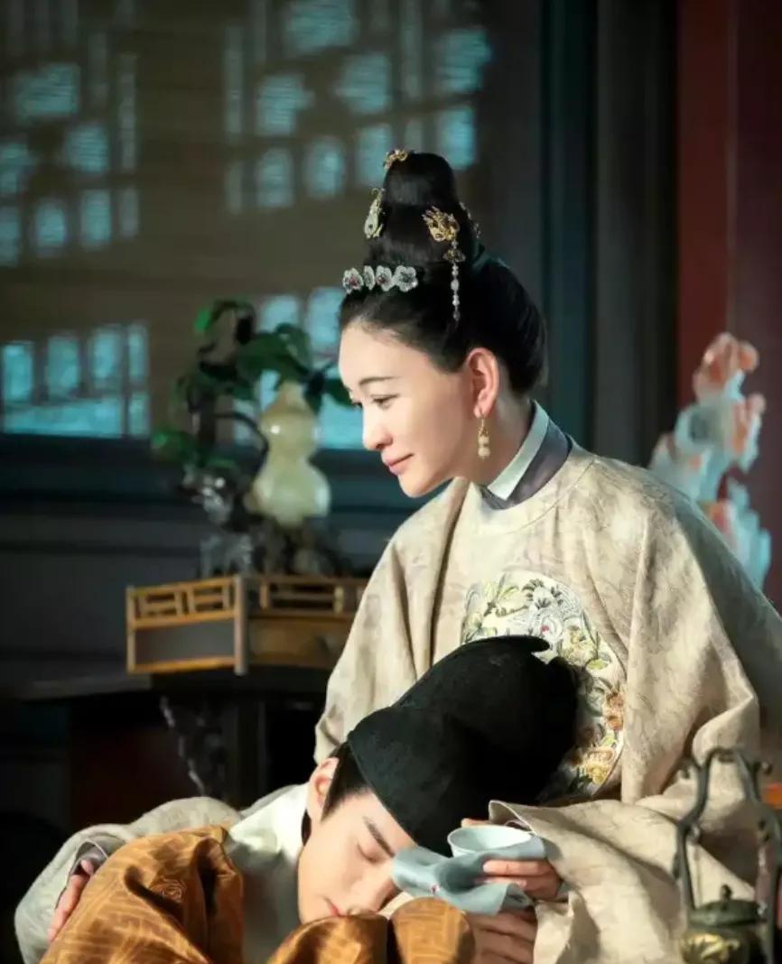 15岁太子与乳娘共浴